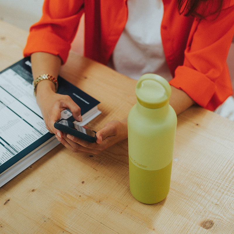 daily-on-the-go-set-f0 20oz_rise_classic_insulated_bottle_acacia_worker_phone_square.jpg