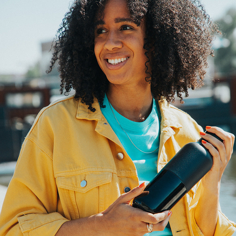 daily-on-the-go-set-f0 20oz_rise_classic_insulated_bottle_black_woman_smile_square.jpg