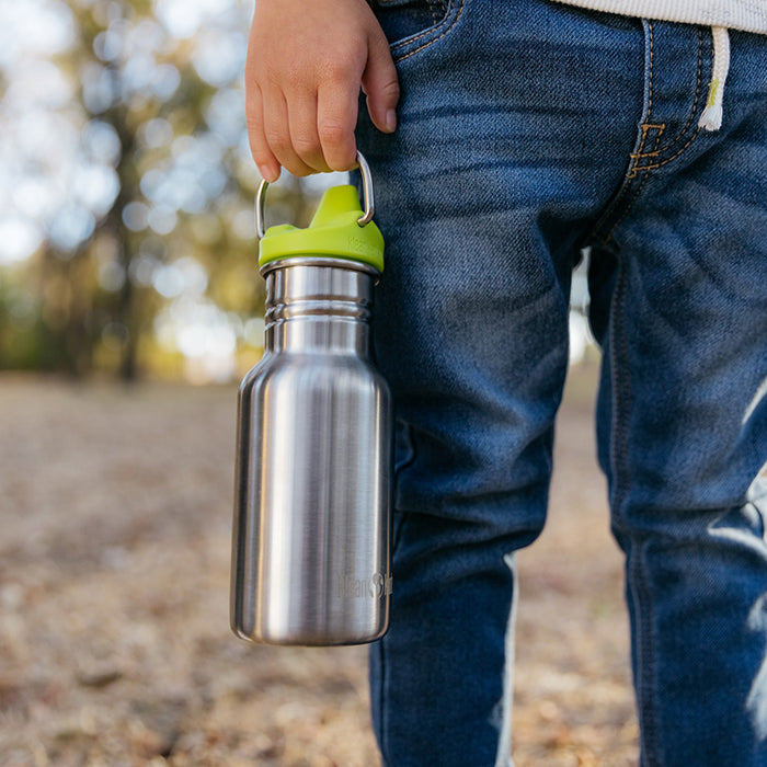 classic-kid-sippy-cap-l3 K12CNSIPPY-BS-kids_sippy_bottle_carry_lifestyle_f9e24b84-a0ae-465d-aad5-3c60c5592b7d.jpg