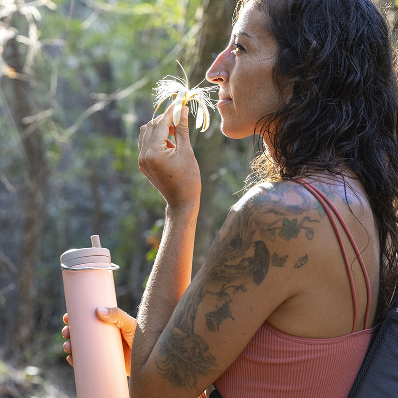 20oz-tkwide-with-twist-cap-p4 tkwide_20oz_insulated_bottle_twist_woman_flower_costarica_square.jpg